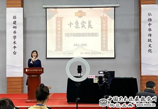 赵涌在线总经理、涌藏大学堂秘书长陈佩女士向泉友介绍赵涌在线