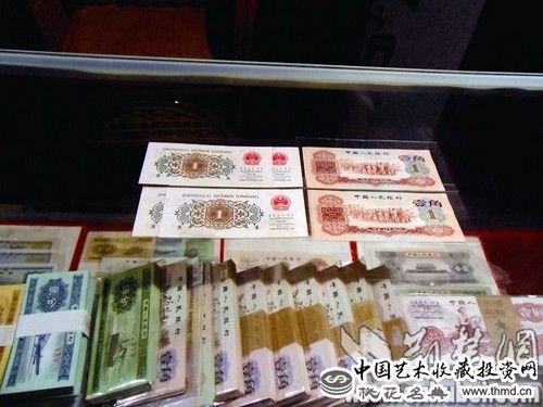 三套人民币中不同版本的壹角钱 记者王晓摄